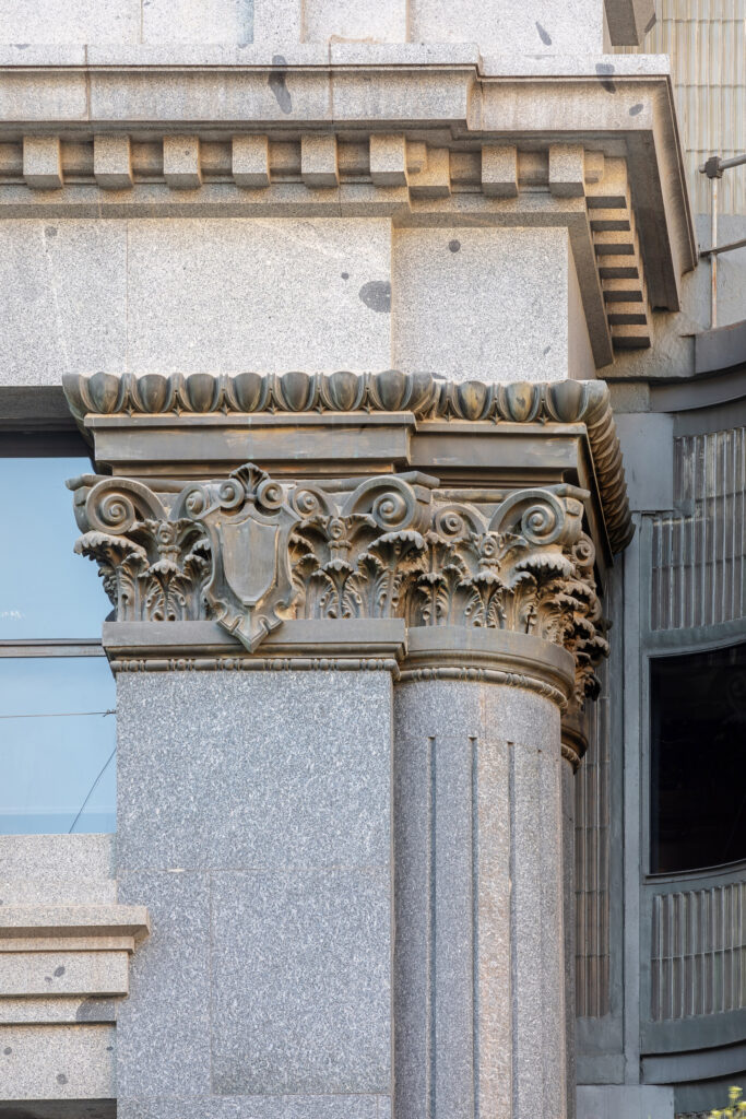 Detalle de los capiteles y pilastras del orden gigante de la fachada principal. Fotografía de detalle de los capiteles y pilastras del orden gigante de la fachada principal.