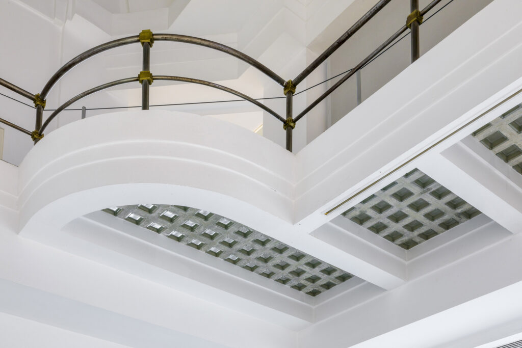 Detalle de la galería superior que recorre los laterales del patio de operaciones. Fotografía de detalle de la galería superior que recorre los laterales del patio de operaciones.