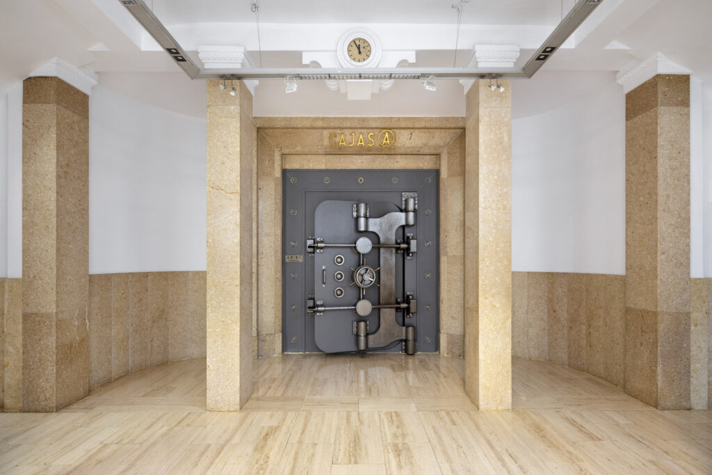 Vestíbulo de acceso a una de las cajas. Fotografía del vestíbulo de acceso a una de las cajas.