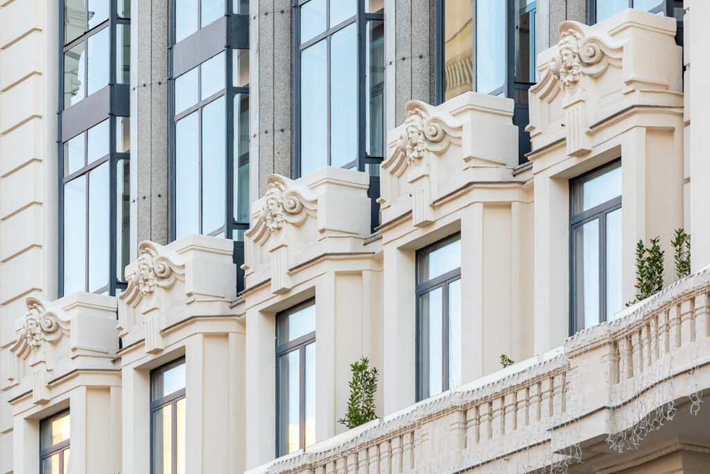 Ventanas a modo de pedestales donde apoyan las columnas gigantes. Fotografía de las ventanas a modo de pedestales donde apoyan las columnas gigantes.