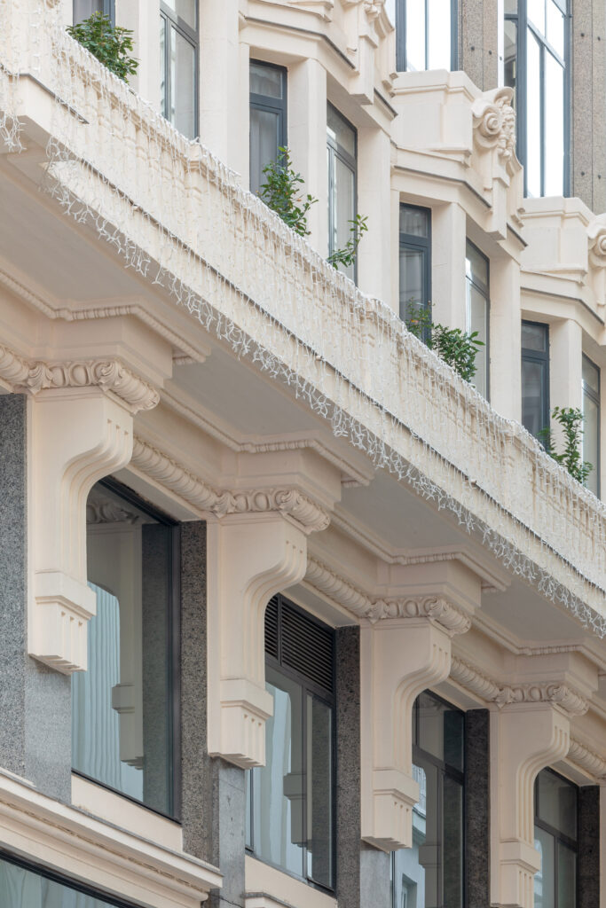 Detalle del balcón corrido apoyado en ménsulas. Fotografía de detalle del balcón corrido apoyado en ménsulas.