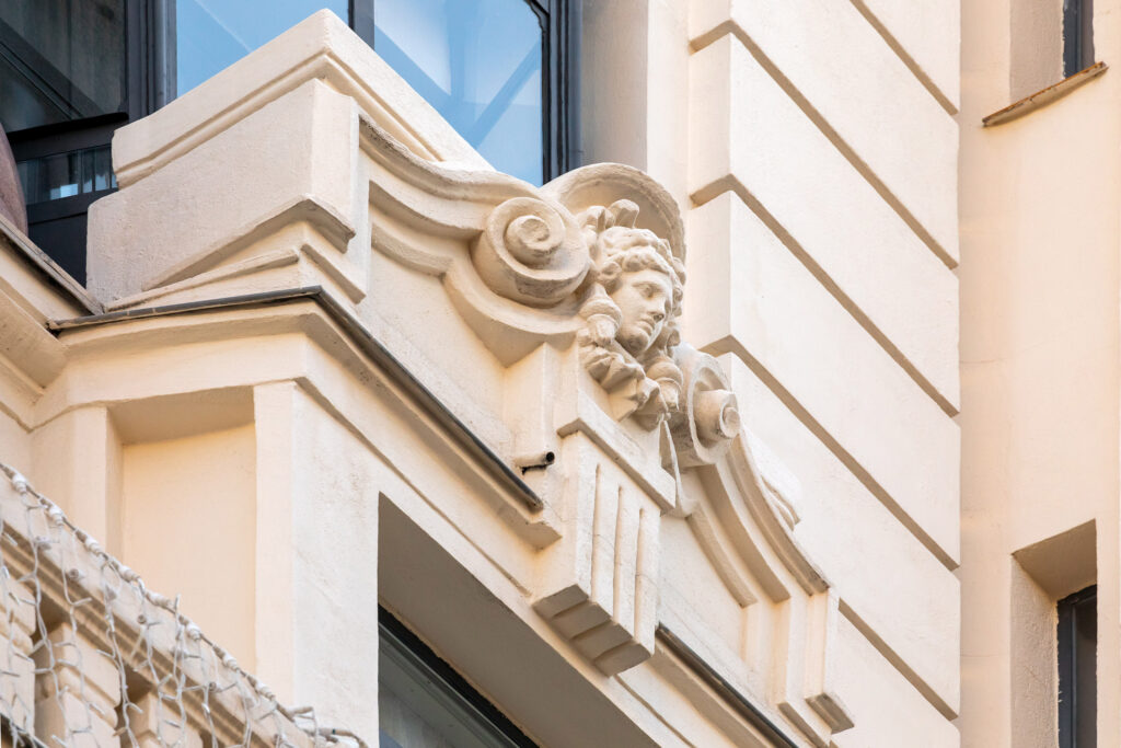 Decoraciones escultóricas en la base de los miradores. Fotografía de las decoraciones escultóricas en la base de los miradores.