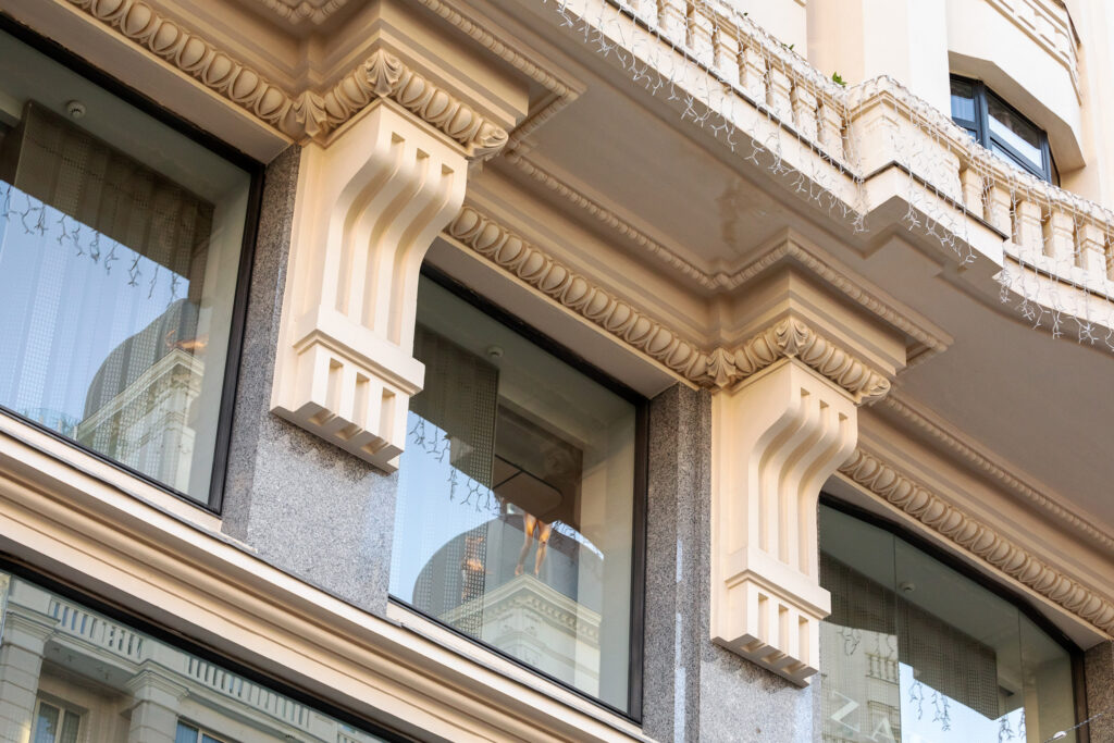 Una de las ménsulas gigantes que sujetan el balcón corrido. Fotografía de una de las ménsulas gigantes que sujetan el balcón corrido.