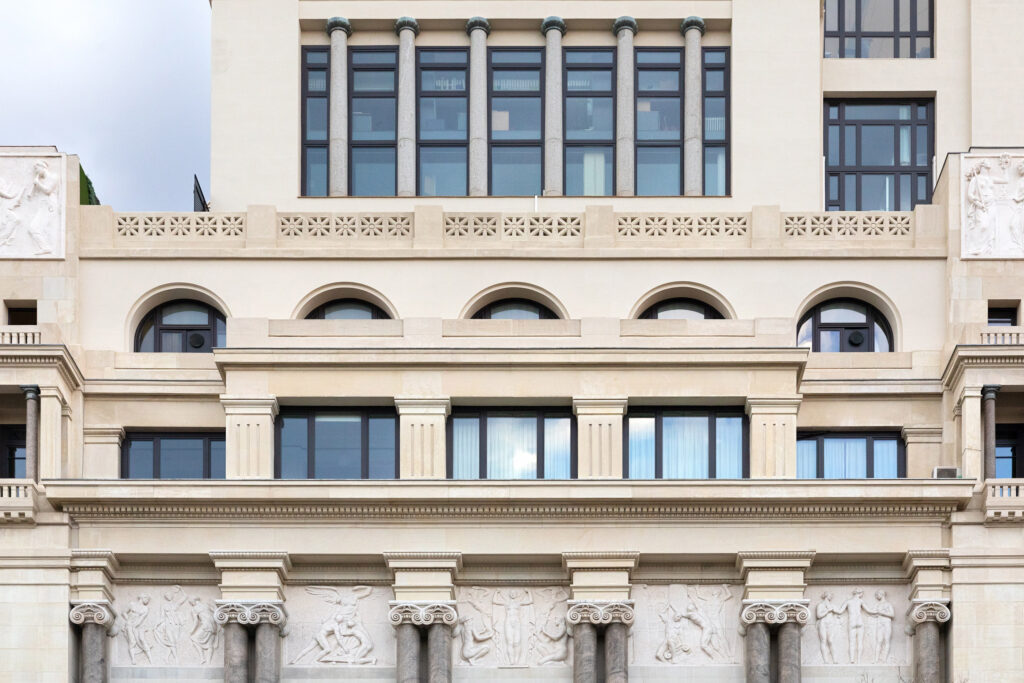 Cornisa del piso superior y retranqueo del ático para ubicar la terraza. Fotografía de la cornisa del piso superior y retranqueo del ático para ubicar la terraza.