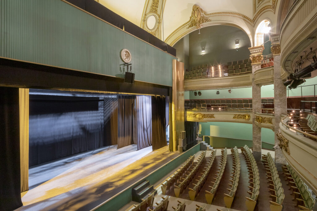 Escenario del teatro. Fotografía del escenario del teatro.