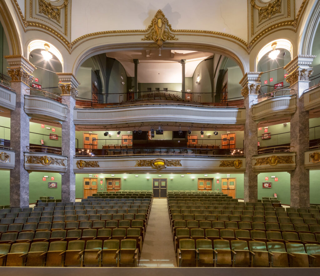 Patio de butacas y palcos del teatro. Fotografía del patio de butacas y palcos del teatro.