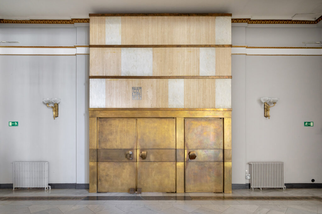 Detalle del paramento y puerta a una sala. Fotografía de detalle del paramento y puerta a una sala.