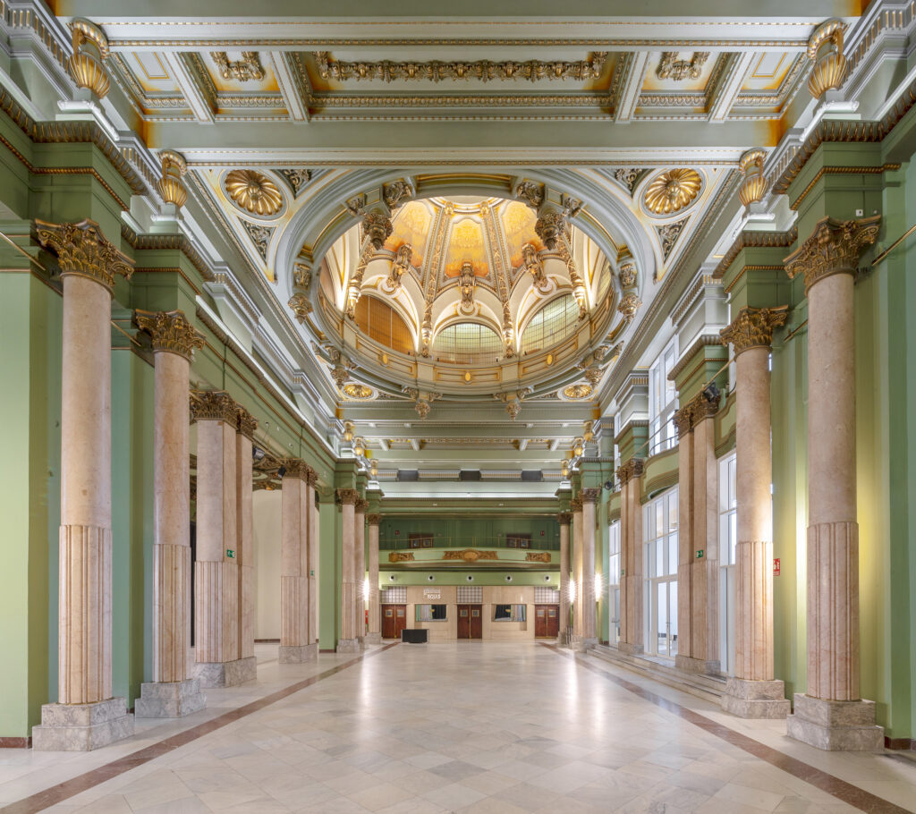 Sala de baile cubierta con una cúpula ricamente decorada. Fotografía de la sala de baile cubierta con una cúpula ricamente decorada.