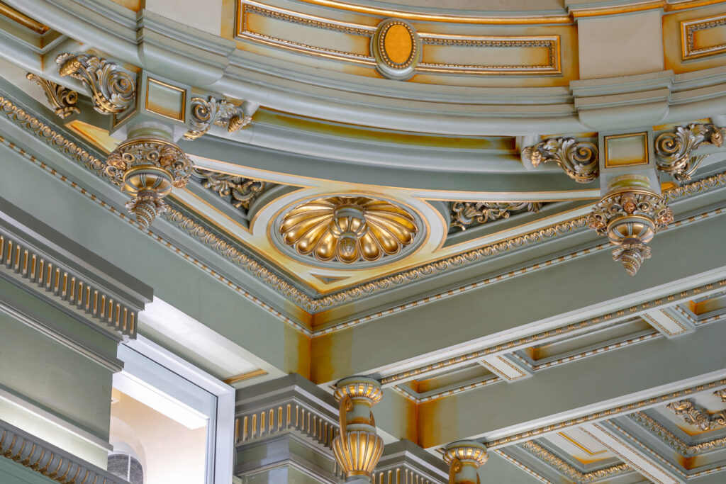 Detalle de la decoración de la sala de baile. Fotografía de detalle de la decoración de la sala de baile.