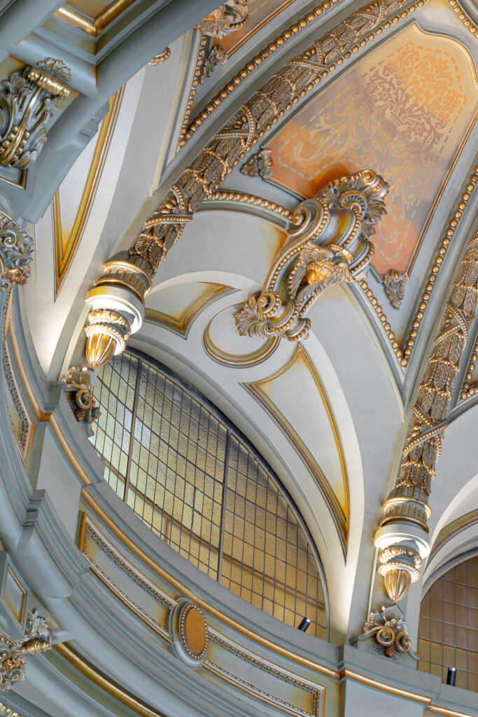 Decoraciones superiores de la sala de baile. Fotografía de las decoraciones superiores de la sala de baile.