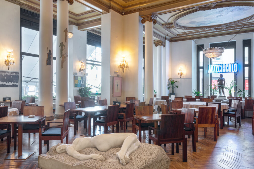 Salones inferiores abiertos al público. Fotografía de los salones inferiores abiertos al público.