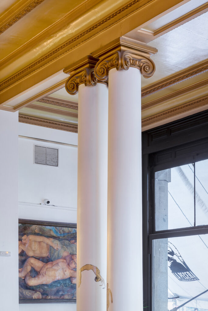 Columnas de los salones inferiores. Fotografía de las columnas de los salones inferiores.