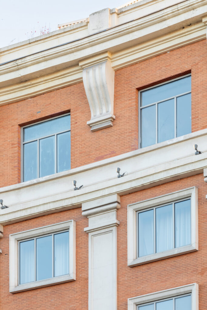 Ventanas de las fachadas laterales. Fotografía de las ventanas de las fachadas laterales.