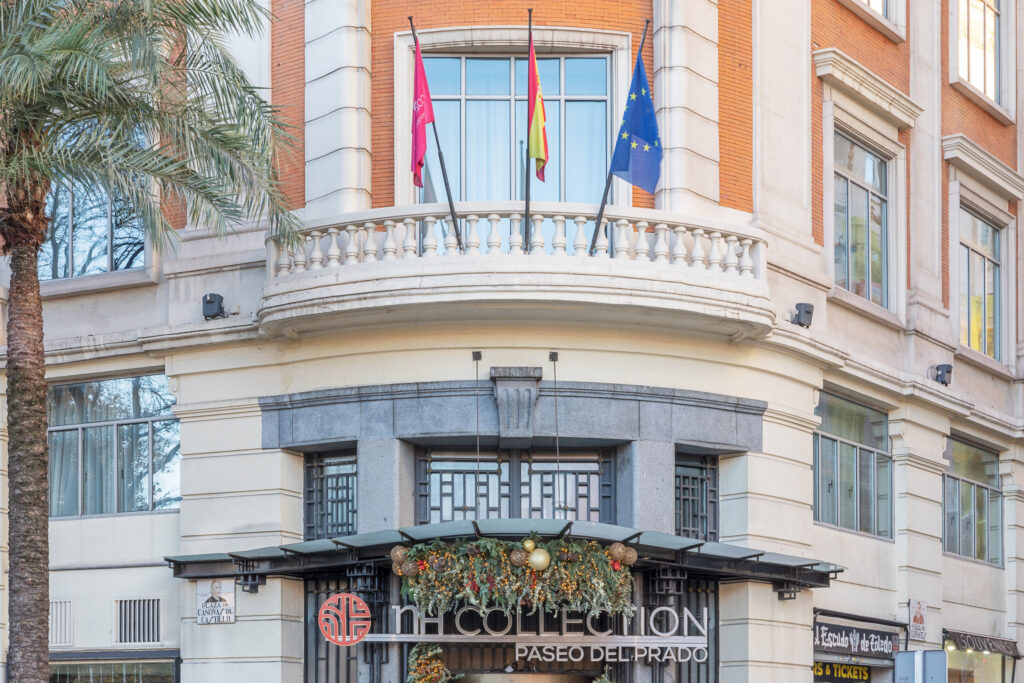 Balaustrada sobre la puerta principal. Fotografía de la balaustrada sobre la puerta principal.