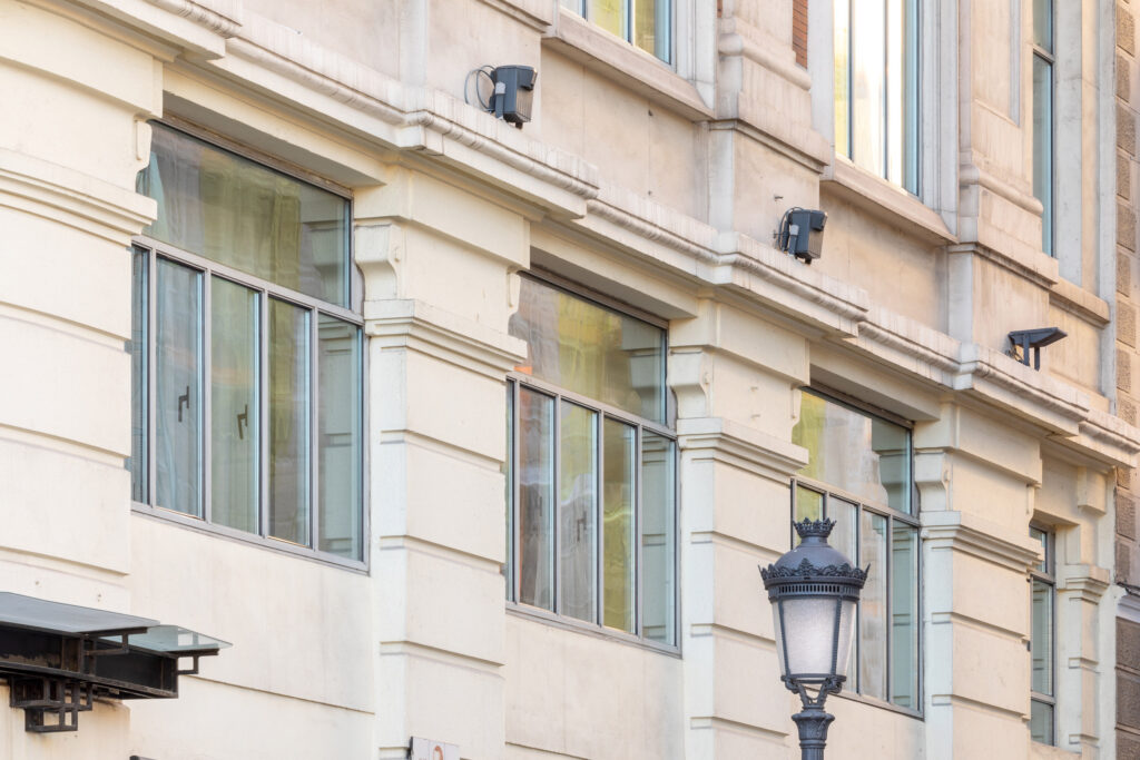 Detalle de las ventanas del piso bajo. Fotografía de detalle de las ventanas del piso bajo.