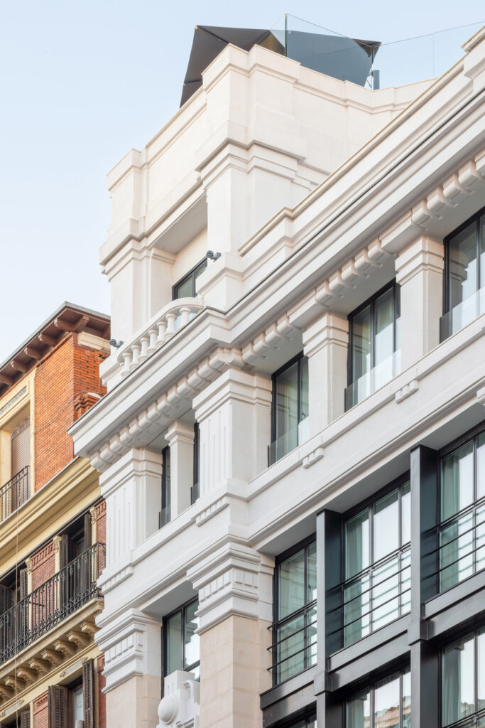 Ventanales y cornisa superior. Fotografía de los ventanales y cornisa superior.