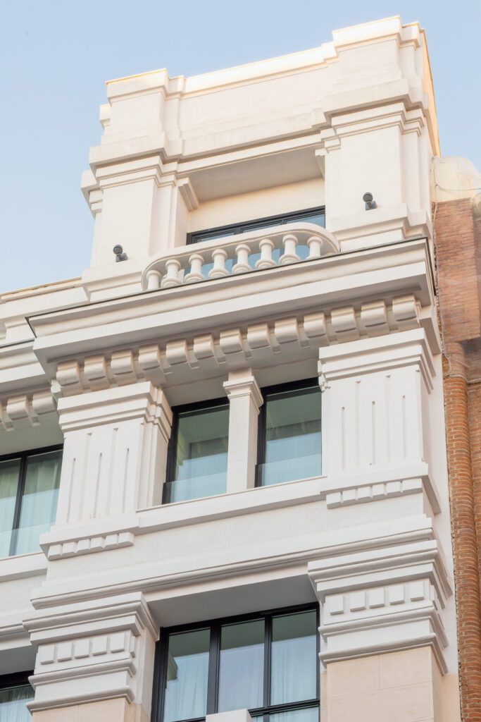 Detalle de los balcones laterales superiores. Fotografía de detalle de los balcones laterales superiores.