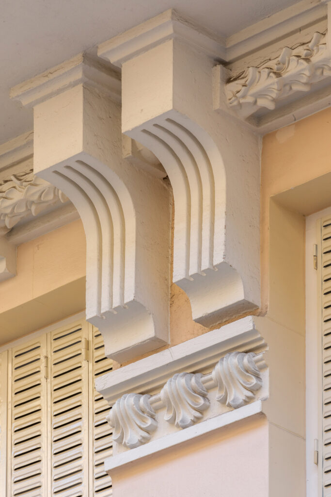 Ménsulas de los balcones del segundo piso. Fotografía de las ménsulas de los balcones del segundo piso.