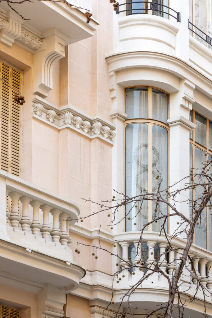 Detalle de uno de los ventanales laterales. Fotografía de detalle de uno de los ventanales laterales.