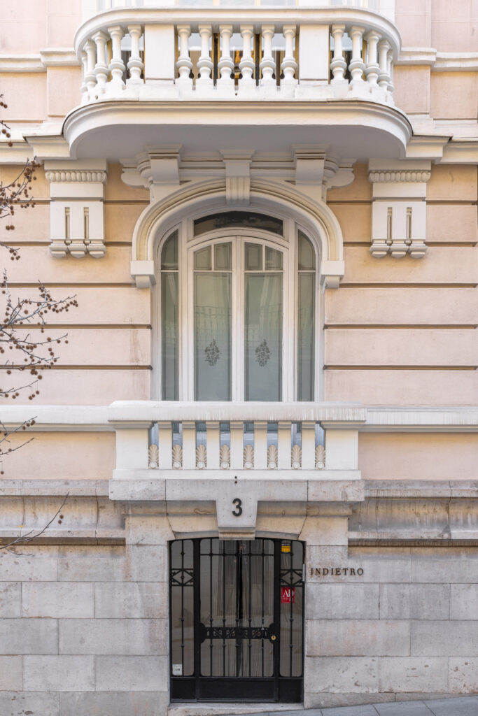 Ventanal lateral del cuerpo bajo. Fotografía del ventanal lateral del cuerpo bajo.