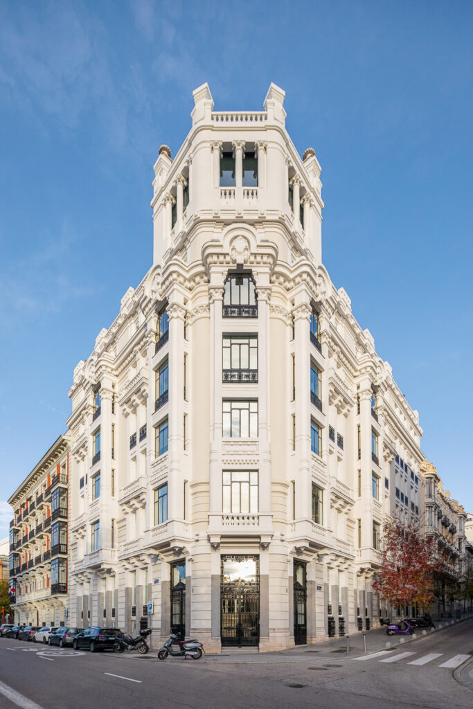 Acceso principal mediante chaflán. Fotografía del acceso principal mediante chaflán.