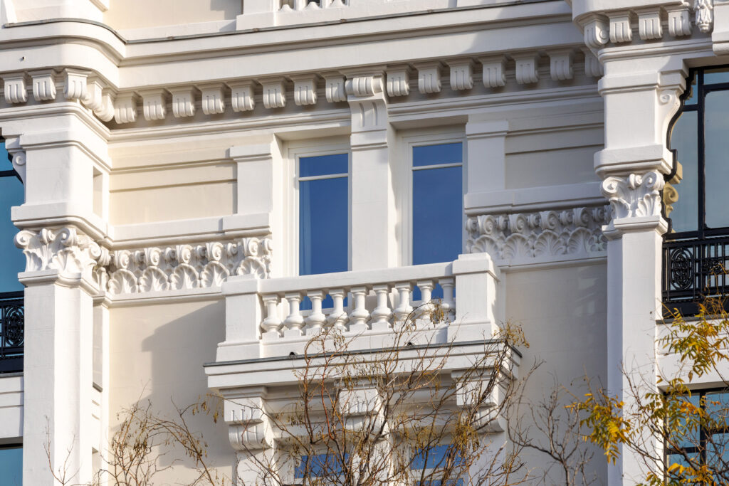 Decoración de la fachada y los balcones. Fotografía de la decoración de la fachada y los balcones.