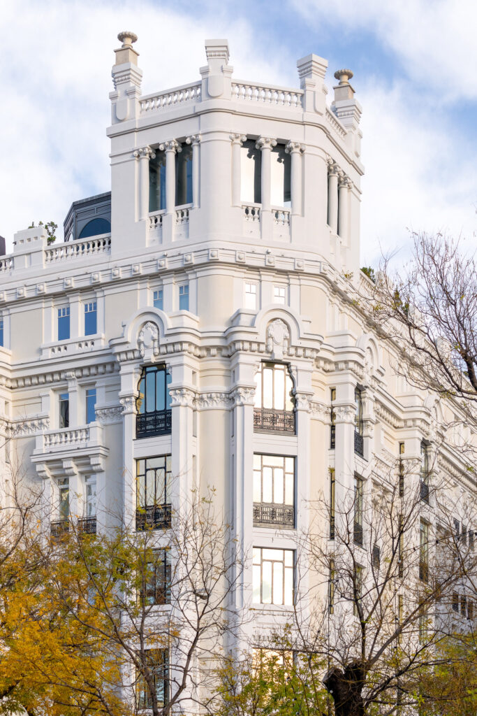 Juego de ventanales en el chaflán y el torréon. Fotografía del juego de ventanales en el chaflán y el torréon.