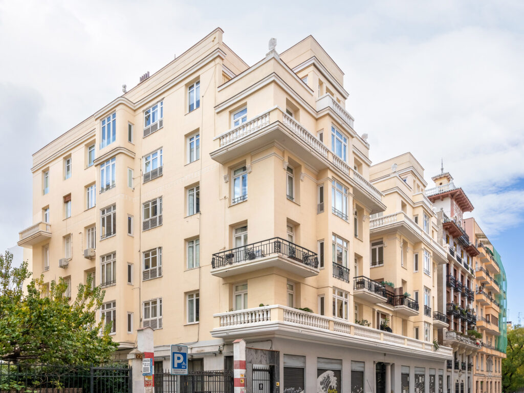 Las viviendas de Viriato n.º 20 carecen de decoraciones en sus fachadas. Fotografía de las viviendas de Viriato n.º 20 carecen de decoraciones en sus fachadas.