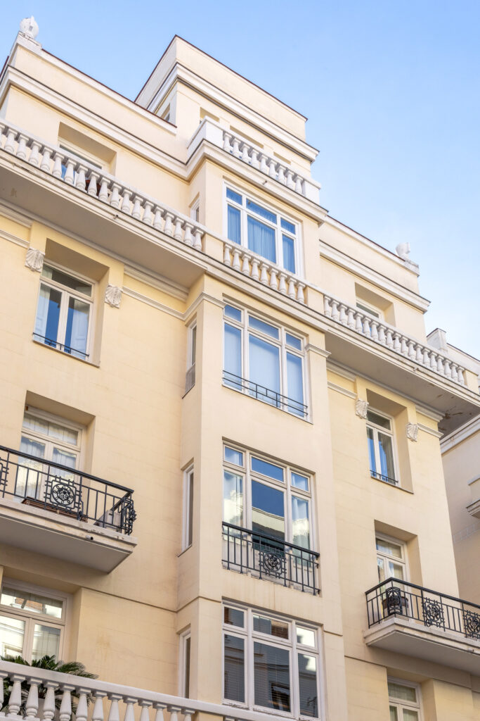 La balaustrada superior de Viriato n.º 20 recorre la fachada a modo de terraza corrida. Fotografía de la balaustrada superior de Viriato n.º 20 recorre la fachada a modo de terraza corrida.
