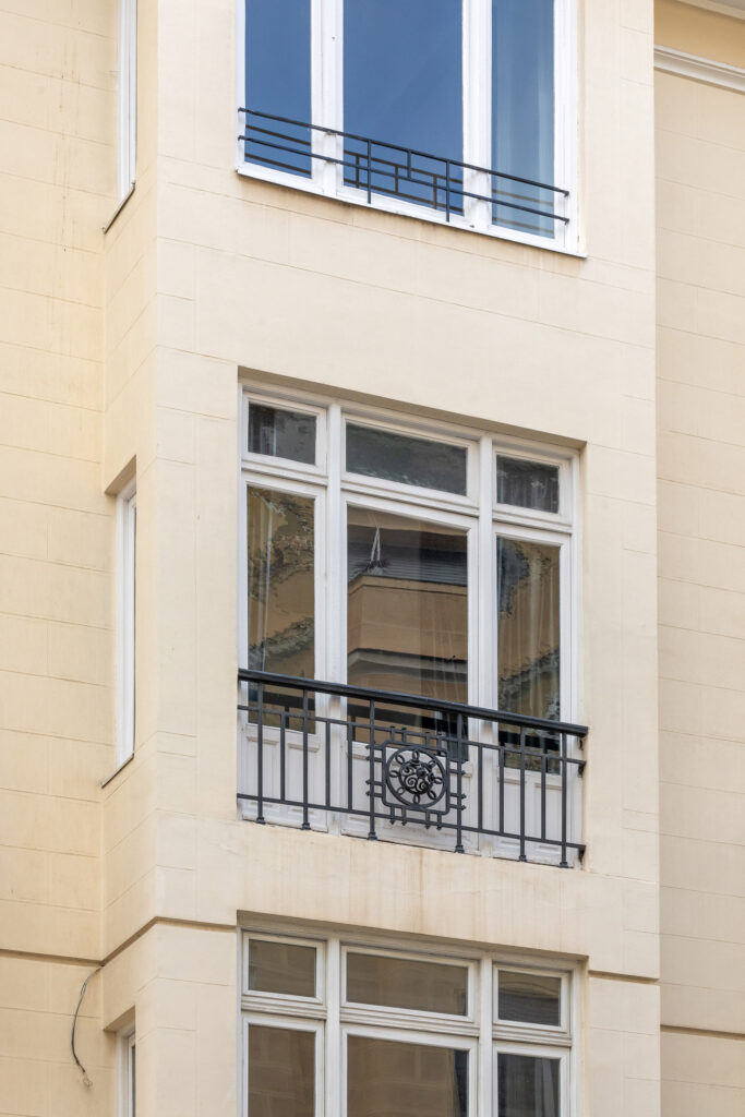 Algunas ventanas y balcones de Viriato n.º 20 presentan cerramientos metálicos. Fotografía de algunas ventanas y balcones de Viriato n.º 20 presentan cerramientos metálicos.