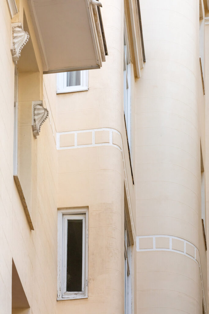 El edificio de Viriato n.º 20 apenas presenta ornamentación exterior. Fotografía del edificio de Viriato n.º 20 apenas presenta ornamentación exterior.