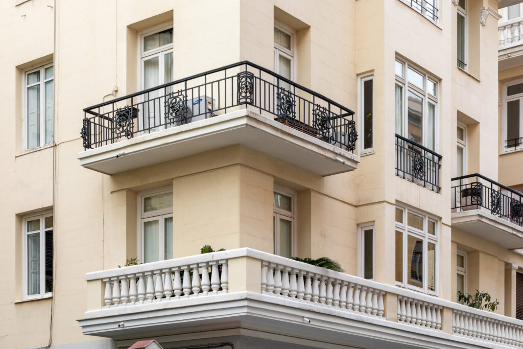Las casas de Viriato n.º 20 combinan balcones metálicos con balaustradas. Fotografía de las casas de Viriato n.º 20 combinan balcones metálicos con balaustradas.