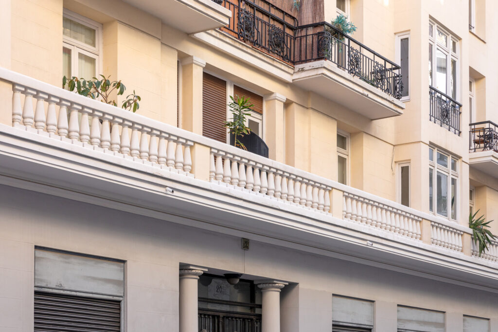 Detalle de las balaustradas corridas de Viriato n.º 20. Fotografía de detalle de las balaustradas corridas de Viriato n.º 20.