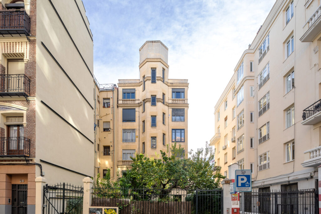 Preside la fachada de Viriato n.º 22 un cuerpo octogonal rematado por un torreón. Fotografía del cuerpo octogonal rematado por un torreón que preside la fachada de Viriato n.º 22.