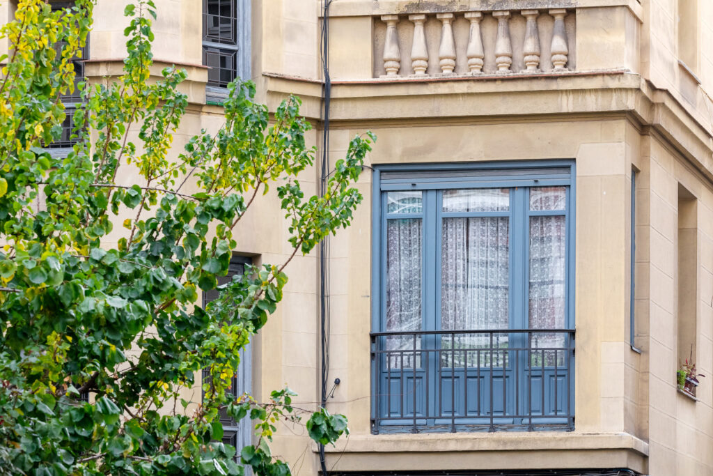 Detalle de la sencillez ornamental de la fachada de Viriato n.º 22. Fotografía de detalle de la sencillez ornamental de la fachada de Viriato n.º 22.