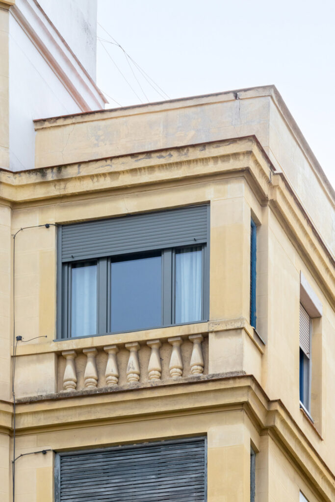 Las cornisas de Viriato n.º 22 son lisas y sin cresterías decorativas. Fotografía de las cornisas de Viriato n.º 22 son lisas y sin cresterías decorativas.