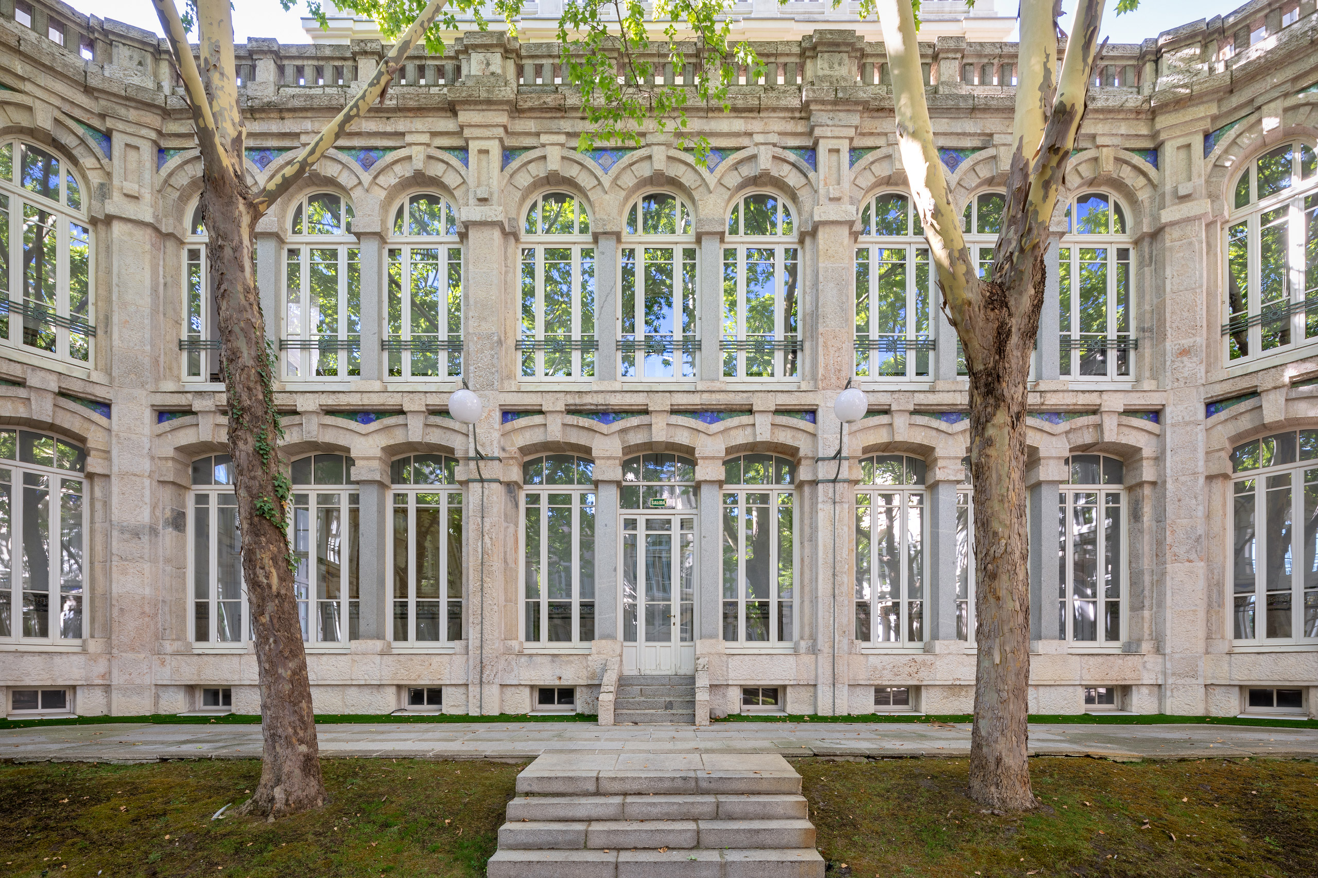 Fotografía de detalle de los ventanales de las galerías vistos desde el patio.