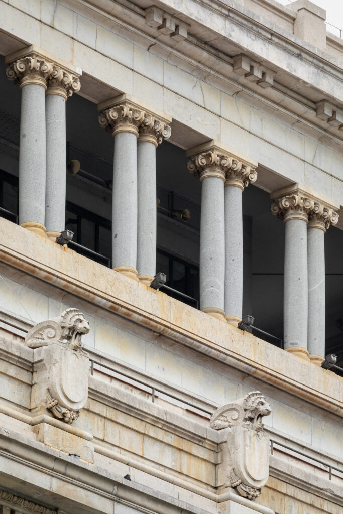 Columnas pareadas en el cuerpo superior. Fotografía de las columnas pareadas en el cuerpo superior.