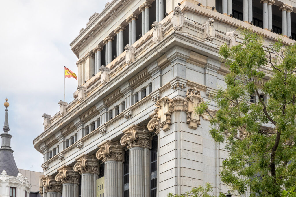 Detalle de las cornisas del edificio. Fotografía de detalle de las cornisas del edificio.