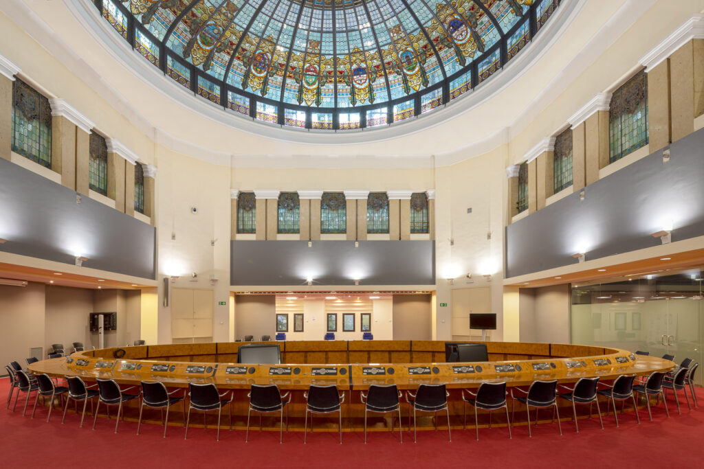 Una de las salas interior cubierta con la cúpula con vidrieras. Fotografía de una de las salas interior cubierta con la cúpula con vidrieras.