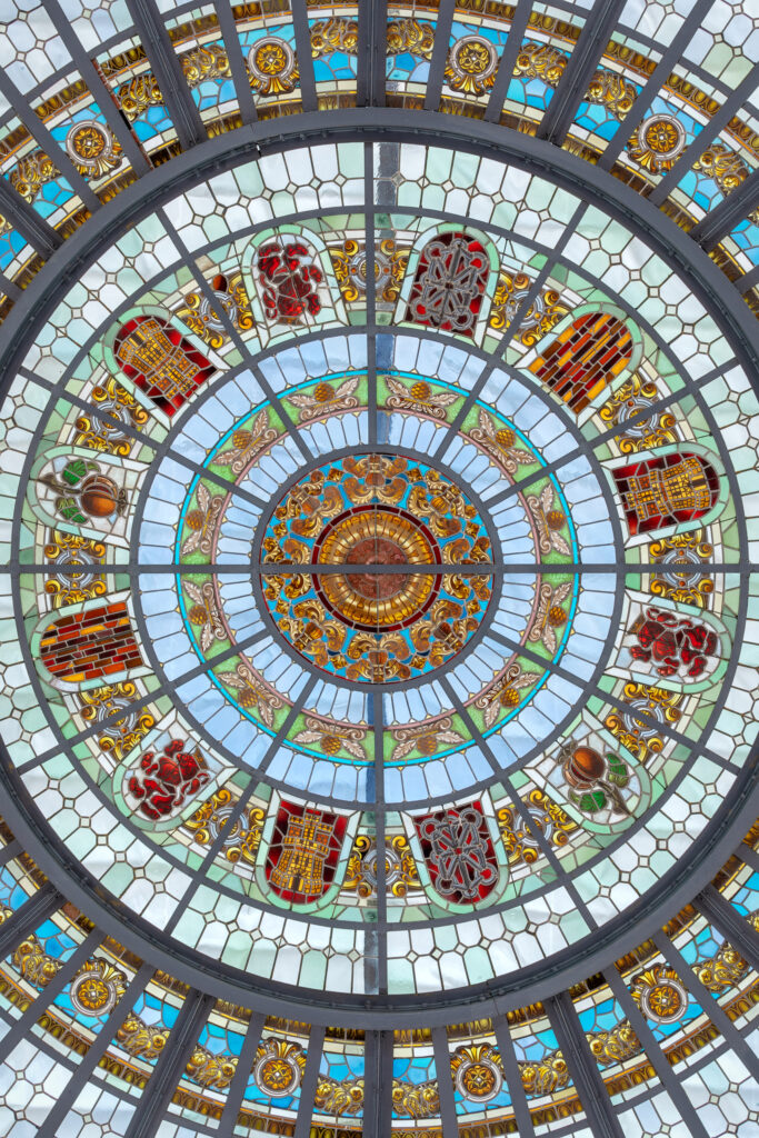 Vidriera de la gran cúpula que cubría el patio de operaciones. Fotografía de la vidriera de la gran cúpula que cubría el patio de operaciones.