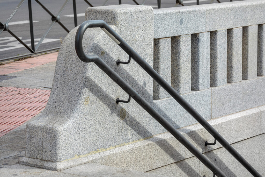 Detalle de las balaustradas de granito en las bocas de Metro. Fotografía de detalle de las balaustradas de granito en las bocas de Metro.