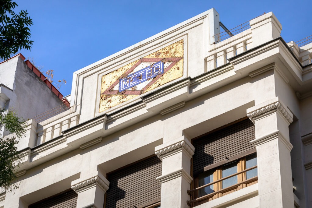 Detalle del logotipo de Metro en la fachada de la subestación eléctrica. Fotografía de detalle del logotipo de Metro en la fachada de la subestación eléctrica.
