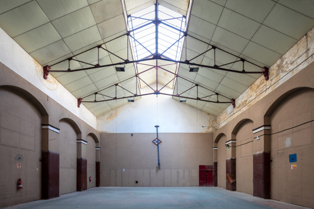 Interior de la subestación eléctrica con iluminación natural cenital. Fotografía del interior de la subestación eléctrica con iluminación natural cenital.