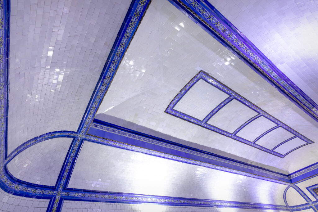 Cenefas decorativas de la estación de Tirso de Molina. Fotografía de las cenefas decorativas de la estación de Tirso de Molina.