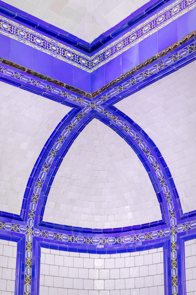 Típicas decoraciones de azulejos en azul cobalto y amarillo cadmio de Tirso de Molina. Fotografía de las típicas decoraciones de azulejos en azul cobalto y amarillo cadmio de Tirso de Molina.