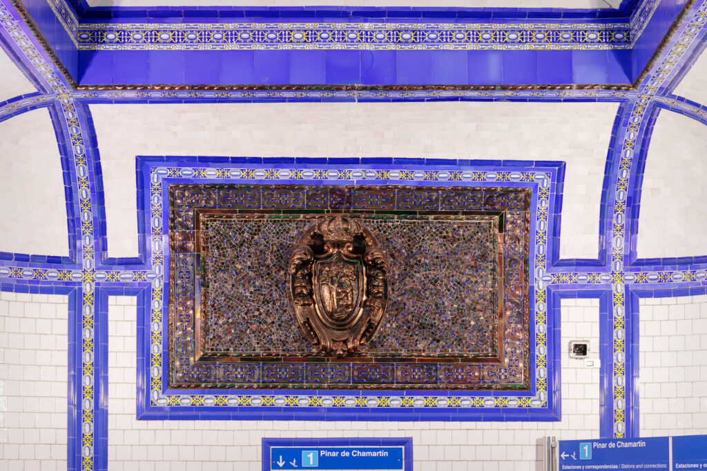 Paneles decorativos de azulejos sevillanos con reflejo metálico. Estación de Tirso de Molina. Fotografía de los paneles decorativos de azulejos sevillanos con reflejo metálico. Estación de Tirso de Molina.