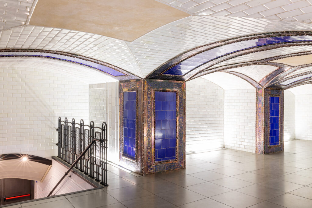 Características barandillas y pasamanos metálicos. Fotografía de las características barandillas y pasamanos metálicos.