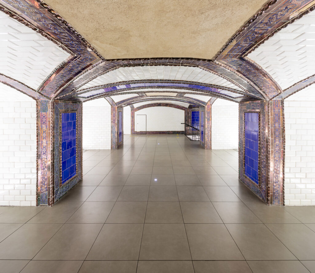 Estación de Pacifico con las características decoraciones de azulejos. Fotografía de la estación de Pacifico con las características decoraciones de azulejos.