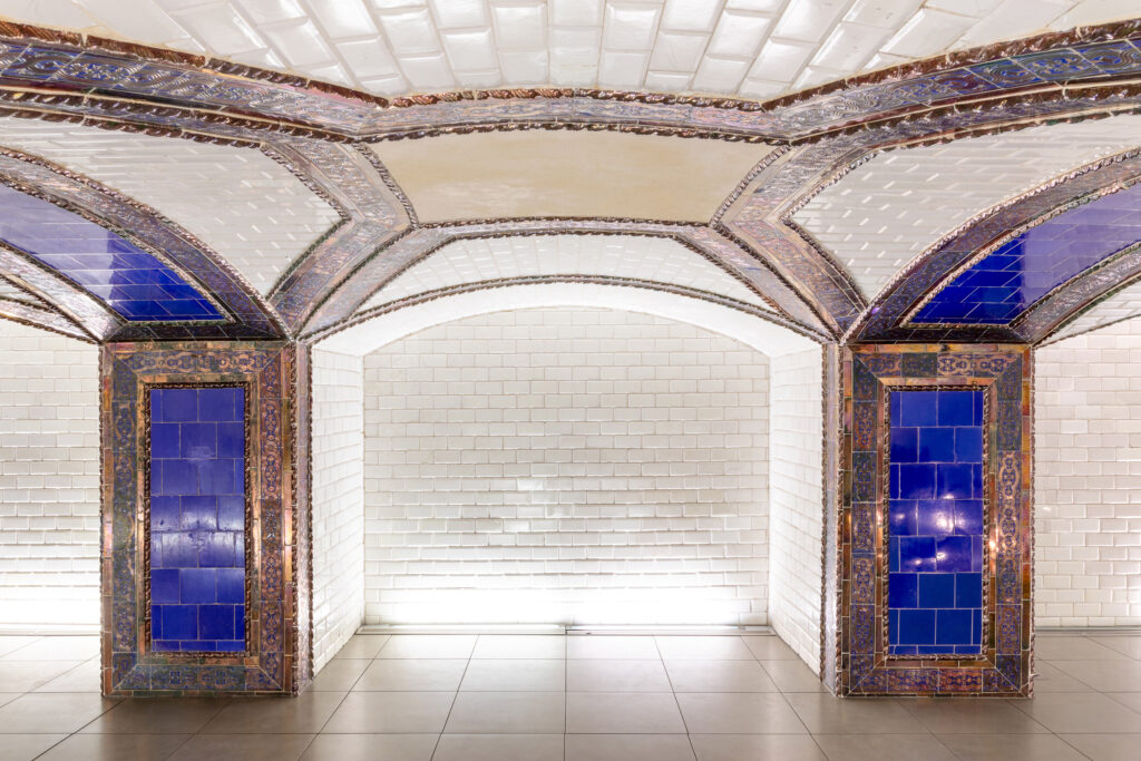 Los paramentos de azulejos blancos biselados dotaban de luminosidad a las estaciones. Fotografía de los paramentos de azulejos blancos biselados dotaban de luminosidad a las estaciones.